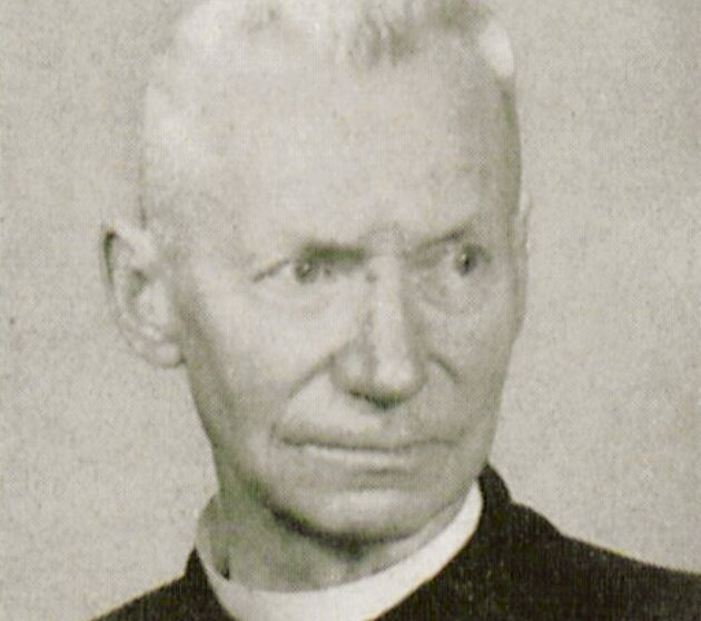 Black and white portrait of skiing legend priest Müller from Warth