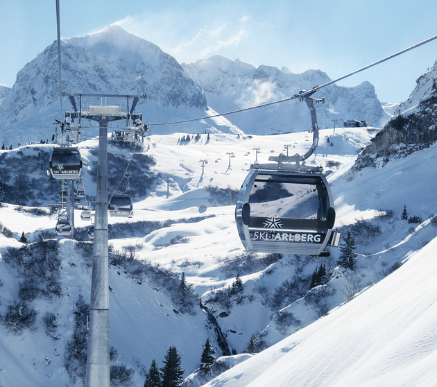 Gondolas of theAuenfeldjet in winter