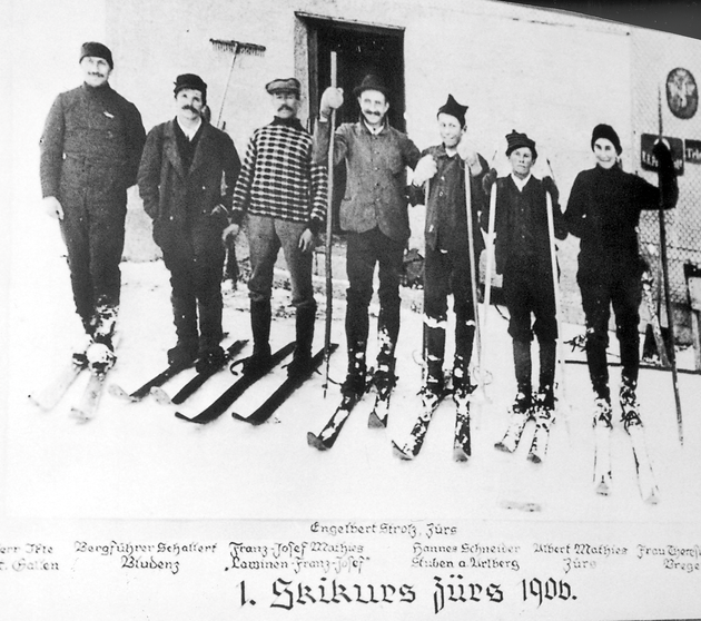 A ski group at the first ski course in Zürs led by Viktor Sohm
