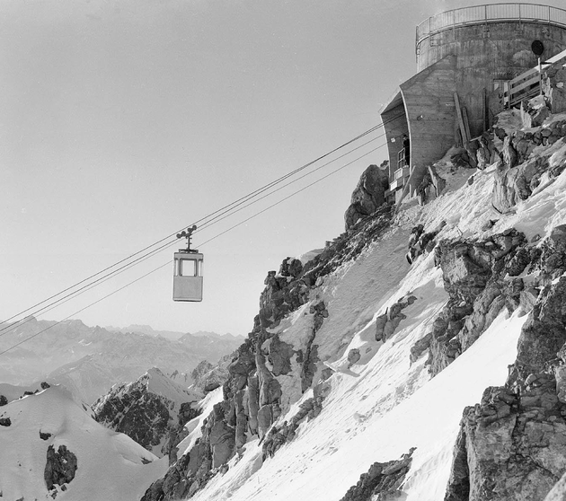Gondola at the snowy top station of the Valluga cable car. 