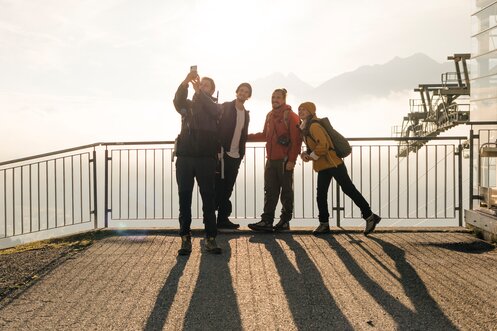 Freunde machen ein Selfie beim Wandern am Arlberg