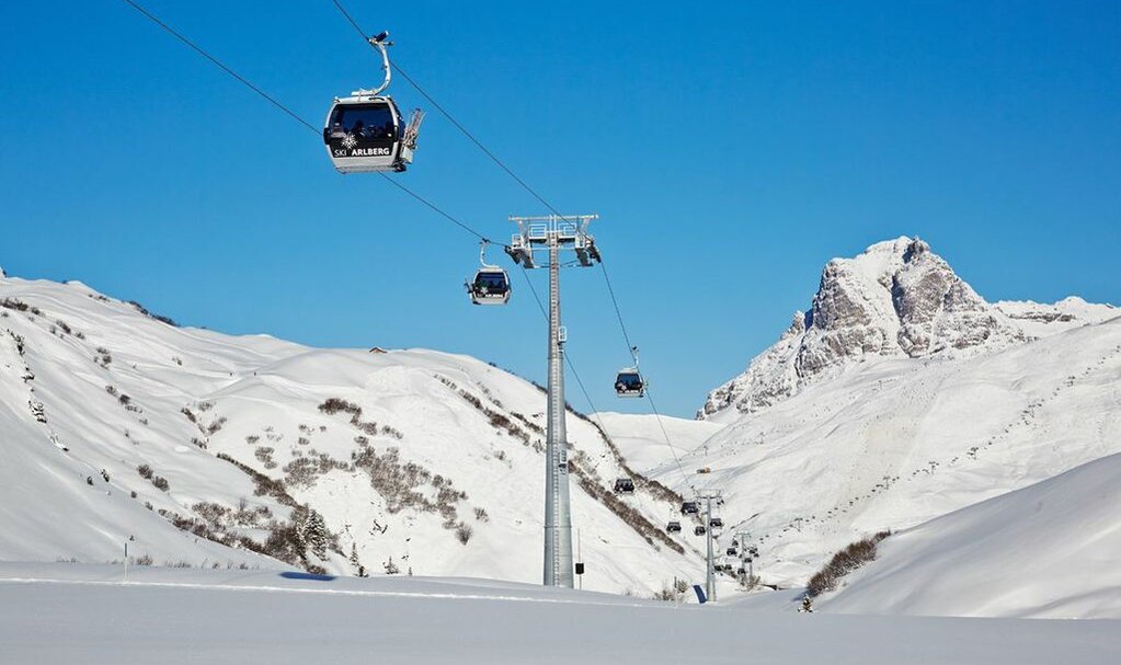 Auenfeldjet with view in direction Schröcken