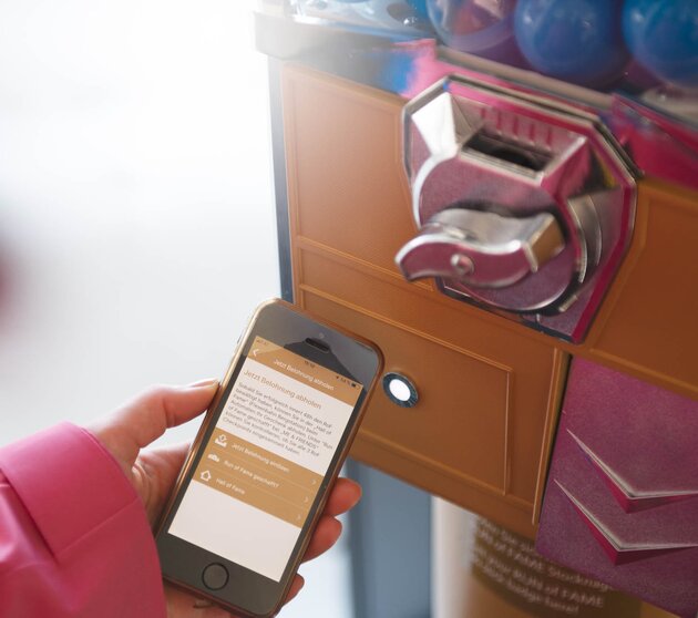 Cell phone with run-of-fame tracking at the output of the stick pin