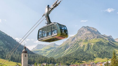 Bergbahn Oberlech mit Lech und dem Omeshorn im Hintergrund