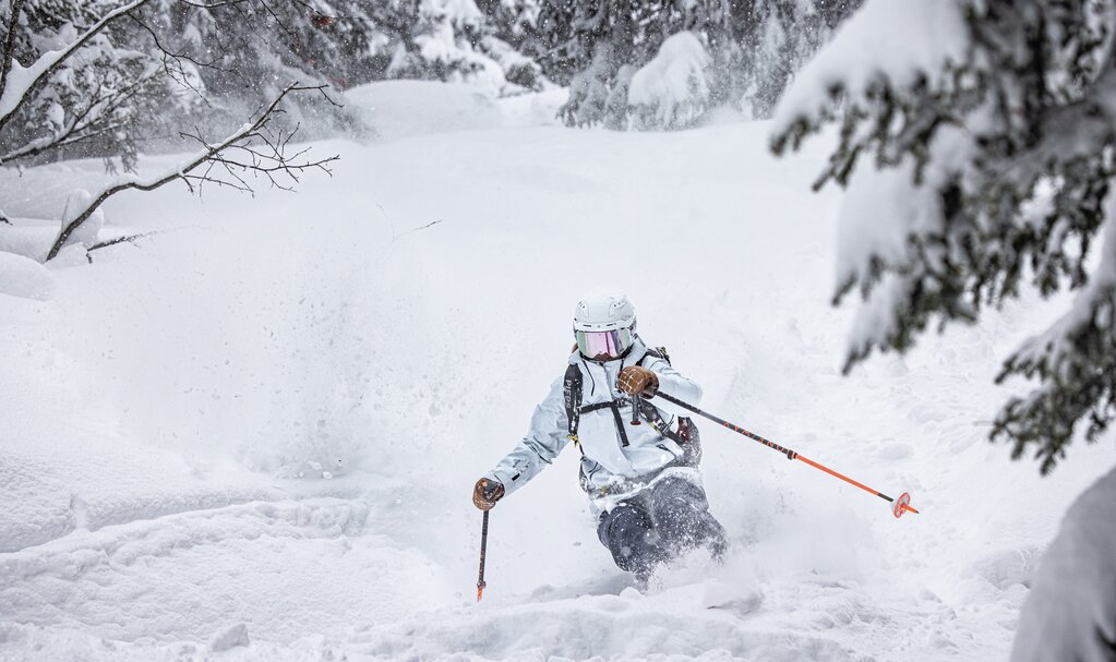 Deep snow skiing off-piste in the Ski Arlberg ski area