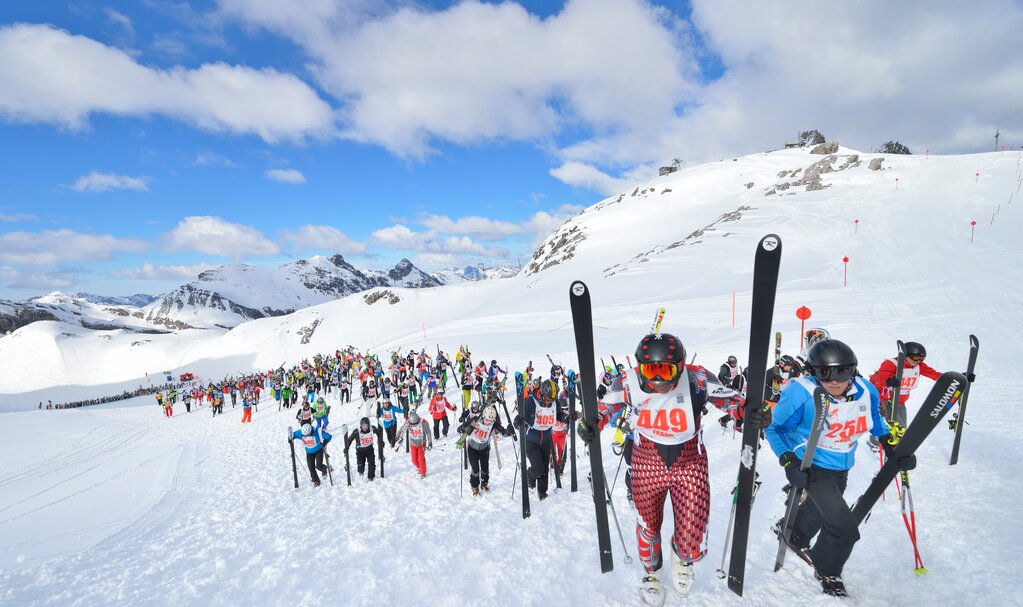 Teilnehmer des Skirennens "weißer Rausch"