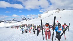 Teilnehmer des Skirennens "weißer Rausch"