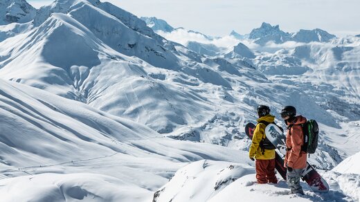 Two snowboarders freeriding at the Arlberg