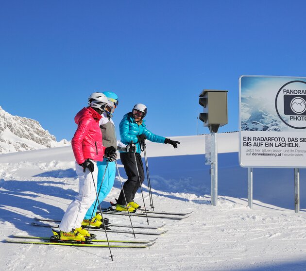 Skiers at the Photopoint in Lech am Arlberg