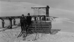 Langer Zug Skifahrer in den 60er Jahren