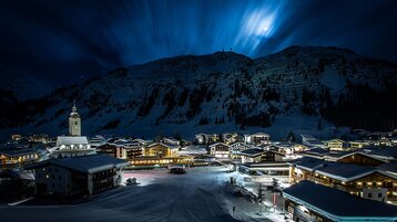 Lech at night with a view of the Rüfikopf. 