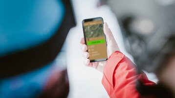 Phone with the run-of-fame tracking on the screen 